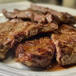 Close-up de carne suculenta com bicarbonato de sódio ao lado de uma tigela de marinada.