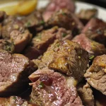 Carne assada suculenta, vista lateral, com temperos e legumes ao redor.