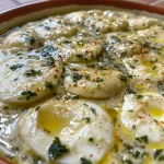 Maionese de iogurte e ovos em um recipiente de vidro, com textura cremosa e suave.