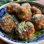 Polpette em bianco su uma frigideira, mostrando suculência.