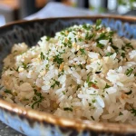 Close-up de arroz cozido com textura perfeita e brilhante.