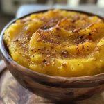 Close-up de purê de batata cremoso com textura suave e rica.