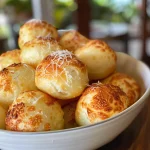 Close-up da Pão de Queijo na frigideira, com textura dourada e recheio cremoso.