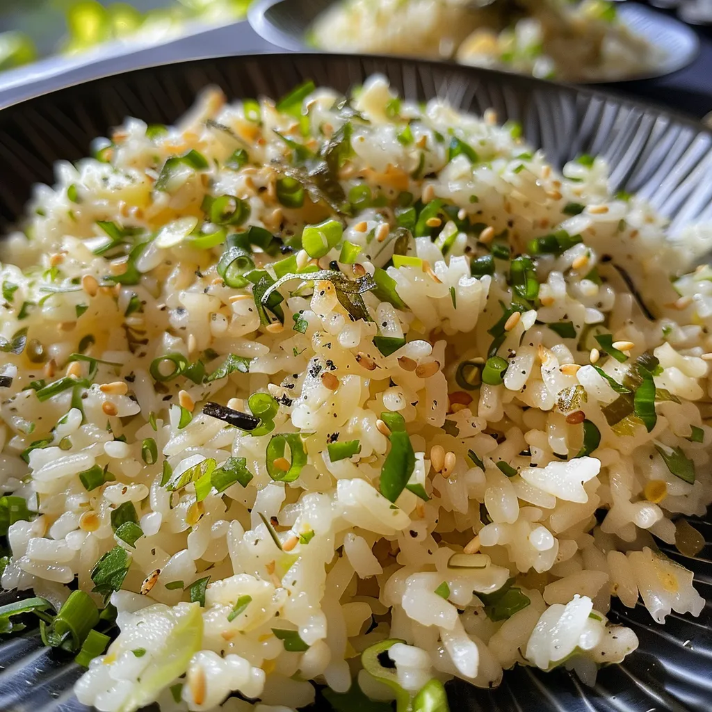 Foto lateral de arroz integral temperado, com pedaços de peito de peru e legumes.