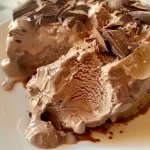 Bolo Gelado de Chocolate, fotografia de close-up com textura cremosa e coberta de chocolate.