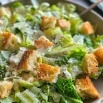 Uma salada Caesar saudável com alface romaine, croutons e queijo parmesão.