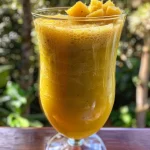 Close-up view of a refreshing glass of Suco de Abacaxi com Hortelã.