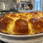 Close-up de torrada francesa perfeitamente dourada com textura crocante.