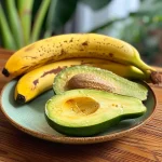 Vitamina de Abacate com Banana em um copo transparente.