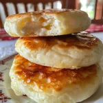 Close-up de uma massa de panqueca fit com aveia em um prato.