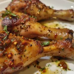 Close-up de peito de frango suculento coberto com molho de mostarda e mel.