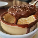 Pudim de leite condensado com chocolate em um prato, vista lateral.