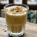 Close-up de um smoothie de iogurte grego com morangos e banana.