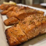 Cubos de salmão suculentos fritos na air fryer com molho de limão e alho.