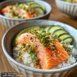 Tigela caseira de salmão com arroz de coco, em close, mostrando ingredientes frescos.