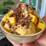Bolinhos de iogurte congelados com manga em um fundo claro.