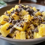 Fatias de abacaxi suculentas cobertas com chocolate.
