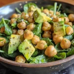 Salada de abacate e grão de bico em close, mostrando ingredientes frescos e coloridos.