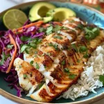 Tigela de tacos de peixe à Baja com filés de peixe crocantes e guarnições coloridas.