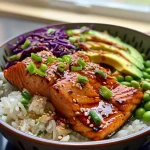 Bowl de salmão grelhado com arroz, edamame, abacate e repolho roxo.