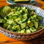 Salada de pepino e abacate com cubos de abacate e fatias de pepino.