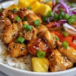 Espetinhos de frango grelhados com pedaços de abacaxi, pimentão e cebola.
