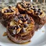Close-up de bolinhos de banana congelados cobertos com chocolate.