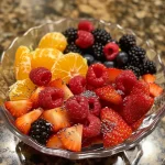 Salada de frutas colorida com morangos, mirtilos e laranjas.