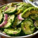 Salada de pepino e abacate em close, com ingredientes frescos visíveis.