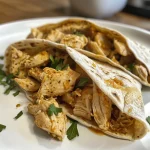 Wraps de frango com queijo e alho, lado oposto, com frango suculento visível.