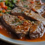 ['Bifes de peru recheados com queijo e molho de tomate.', 'Preparação de bifes de peru em um prato, com molho vermelho.', 'Close-up de bifes de peru recheados em uma cama de molho de tomate.', 'Porção de bifes de peru com espinafre e queijo, cobertos com molho.']