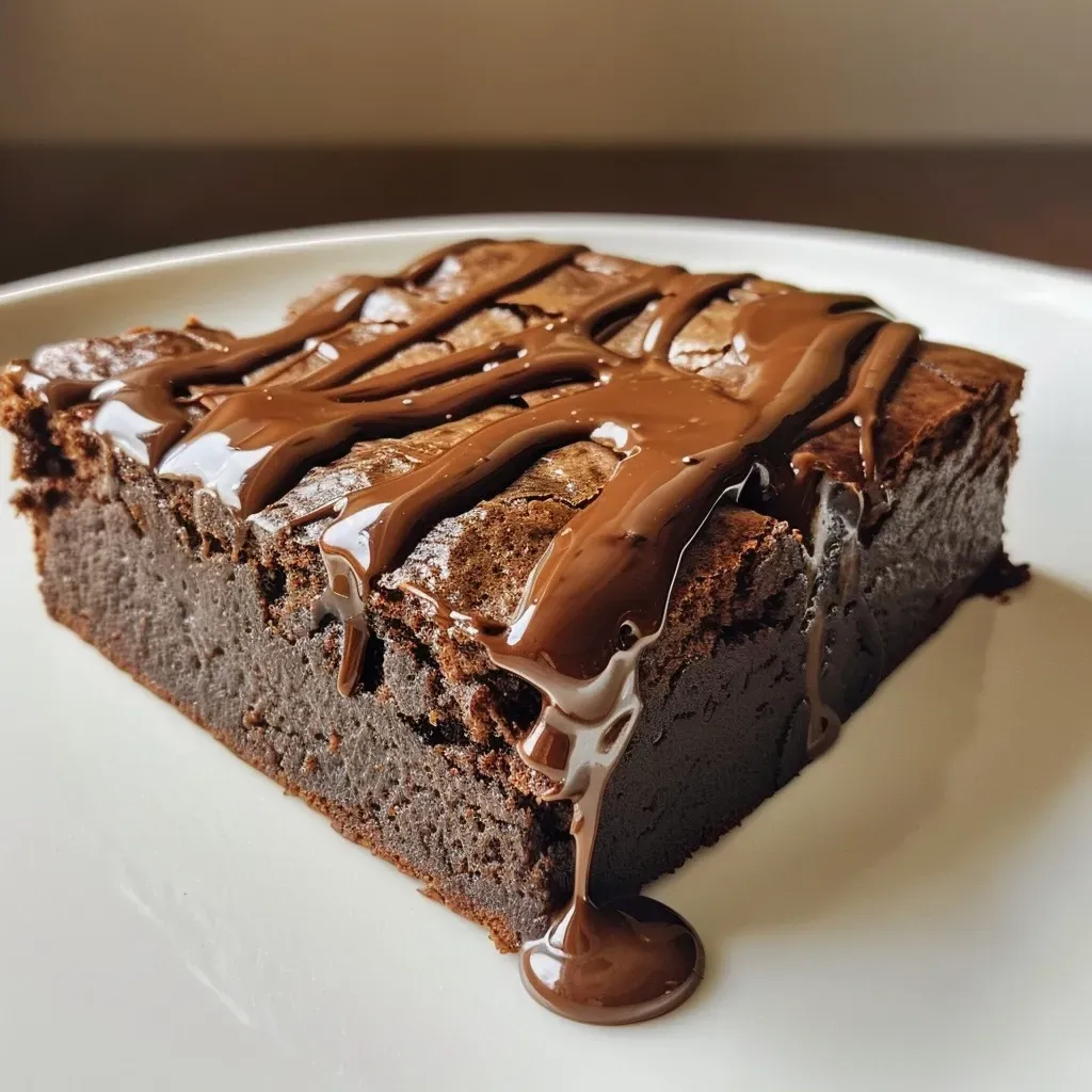 ['Brownie vegano com creme de maracujá em close, com textura cremosa.', 'Fatia de brownie vegano coberta com creme de maracujá, vista lateral.', 'Brownie vegano com cobertura de maracujá, colocando em destaque os ingredientes.', 'Close de um brownie vegano decorado com creme de maracujá, visual apetitoso.']