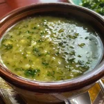 ['Nhoque de milho verde com textura suculenta em destaque.', 'Close-up de nhoque feito com milho verde, mostrando sua maciez.', 'Porção de nhoque de milho verde, apresentado em ângulo lateral.', 'Nhoque de milho verde, com aparência deliciosa e cremosa.']