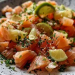 ['Salada colorida de cuscuz com pedaços de salmão e fatias de limão.', 'Close-up de uma salada de cuscuz acompanhada de salmão e ervas frescas.', 'Prato de salada de cuscuz, salmão e limão, decorado com folhas verdes.', 'Salada fresca de cuscuz com salmão, ervas e limão, em um fundo claro.']