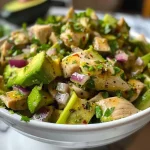 ['Salada de frango com abacate em um prato.', 'Close-up de uma salada cremosa com frango e abacate.', 'Salada saudável de frango e abacate colorida.', 'Prato de salada de frango com abacate e vegetais frescos.']