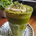 ['Close-up de um copo de suco de milho cremoso.', 'Detalhe de um suco de milho cremoso em um copo.', 'Suco de milho cremoso servido em um copo, vista lateral.', 'Copo de suco de milho cremoso, mostrando sua textura.']