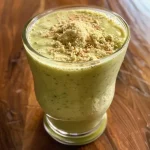 ['Copo de suco de milho fresco com canela em uma mesa de festa junina.', 'Close-up de suco de milho em um copo, decorado com canela.', 'Suco amarelo vibrante de milho servido em um copo transparente.', 'Imagem de um refrescante suco de milho com canela ao lado de ingredientes.']