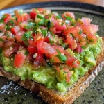 ['Torrada de abacate coberta com salsa fresca.', 'Close de uma fatia de pão integral com abacate e salsa.', 'Avocado toast com salsa vista de lado.', 'Torrada com abacate e salsa, focando na textura.']