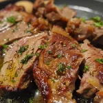 ['Almôndegas douradas e suculentas em um prato.', 'Close-up de almôndegas feitas na air fryer.', 'Almôndegas macias e apetitosas com temperos visíveis.', 'Porção de almôndegas na air fryer, com ervas frescas ao redor.']