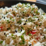 ['Close-up de uma porção de arroz 7 grãos saudável.', 'Arroz 7 grãos cozido com cebola e louro em um prato.', 'Vista lateral de arroz 7 grãos, mostrando sua textura.', 'Bowl com arroz 7 grãos, destacando os ingredientes.']