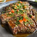 ['Bifes de peru grelhados com fatias de pera e molho de iogurte.', 'Close de bifes de peru com peras e molho, decorados com folhas verdes.', 'Prato de bifes de peru suculentos com peras e molho de iogurte fresco.', 'Bifes de peru grelhados servidos com peras e molho de iogurte.']
