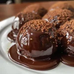['Bolo de brigadeiro com morango em close lateral.', 'Bolo recheado de brigadeiro e morangos frescos.', 'Close de um bolo de brigadeiro decorado com morangos.', 'Vista lateral de um bolo deliciosamente coberto com brigadeiro e morangos.']