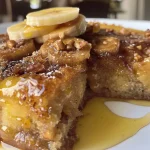 ['Bolo de maçã com aveia e canela em uma mesa.', 'Lado de um bolo de maçã coberto com aveia e canela.', 'Close-up de um delicioso bolo de maçã e aveia.', 'Fatia de bolo de maçã, aveia e canela em um prato.']