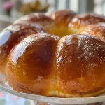 ['Bolo formigueiro em fatias, com cobertura dourada.', 'Close da lateral de um bolo formigueiro cremoso.', 'Bolo formigueiro decorado, com textura macia e fofa.', 'Fatias de bolo formigueiro em um prato, mostrando os ingredientes.']