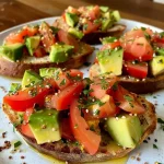 ['Bruschettas de ricota, presunto, abacate e ovo poché em fatias de pão integral.', 'Close-up de bruschettas com ingredientes frescos como ricota e abacate.', 'Fatias de bruschetta cobertas com ricota, presunto, abacate e ovo poché.', 'Seleção de bruschettas coloridas com ovo poché e toques de pimentão doce.']