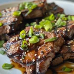 ['Carne oriental suculenta com legumes coloridos na frigideira.', 'Close-up de carne na frigideira com pimentões e cebola.', 'Prato de Carne Oriental frita com alho e gergelim.', 'Carne em tiras com molho shoyu e vegetais na frigideira.']