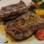 ['Casquinha de siri cremosa gratinhada em um prato.', 'Close-up de casquinha de siri com queijo derretido por cima.', 'Porção de casquinha de siri servida em uma cumbuca.', 'Casquinha de siri cremosa, mostrando a textura suculenta.']