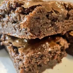 ['Cookies de brownie proteico com textura suculenta.', 'Close de cookies de brownie ricos em proteínas.', 'Cookies de brownie prontos para degustar, em destaque.', 'Vista lateral de cookies de brownie proteico, crocantes e apetitosos.']