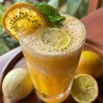 ['Copo com drink de maracujá e espumante, decorado com frutas.', 'Close de um refrescante drink de maracujá com espumante em um copo elegante.', 'Drink de maracujá com espumante, servido com gelo e polpa de maracujá.', 'Bebida de maracujá e espumante em um copo, com textura cremosa e refrescante.']