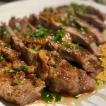 ['Prato de esparguete com almôndegas suculentas.', 'Esparguete com almôndegas estufadas em tacho.', 'Close-up de esparguete e almôndegas em molho.', 'Prato de esparguete com carne moída em molho de tomate.']